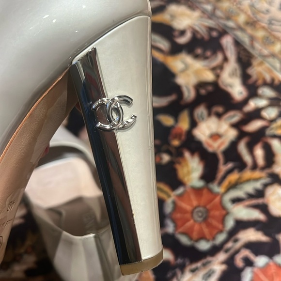 CHANEL Patent Leather CC Open Toe Pumps Silver/Gray Sz 40 - Picture 10 of 15